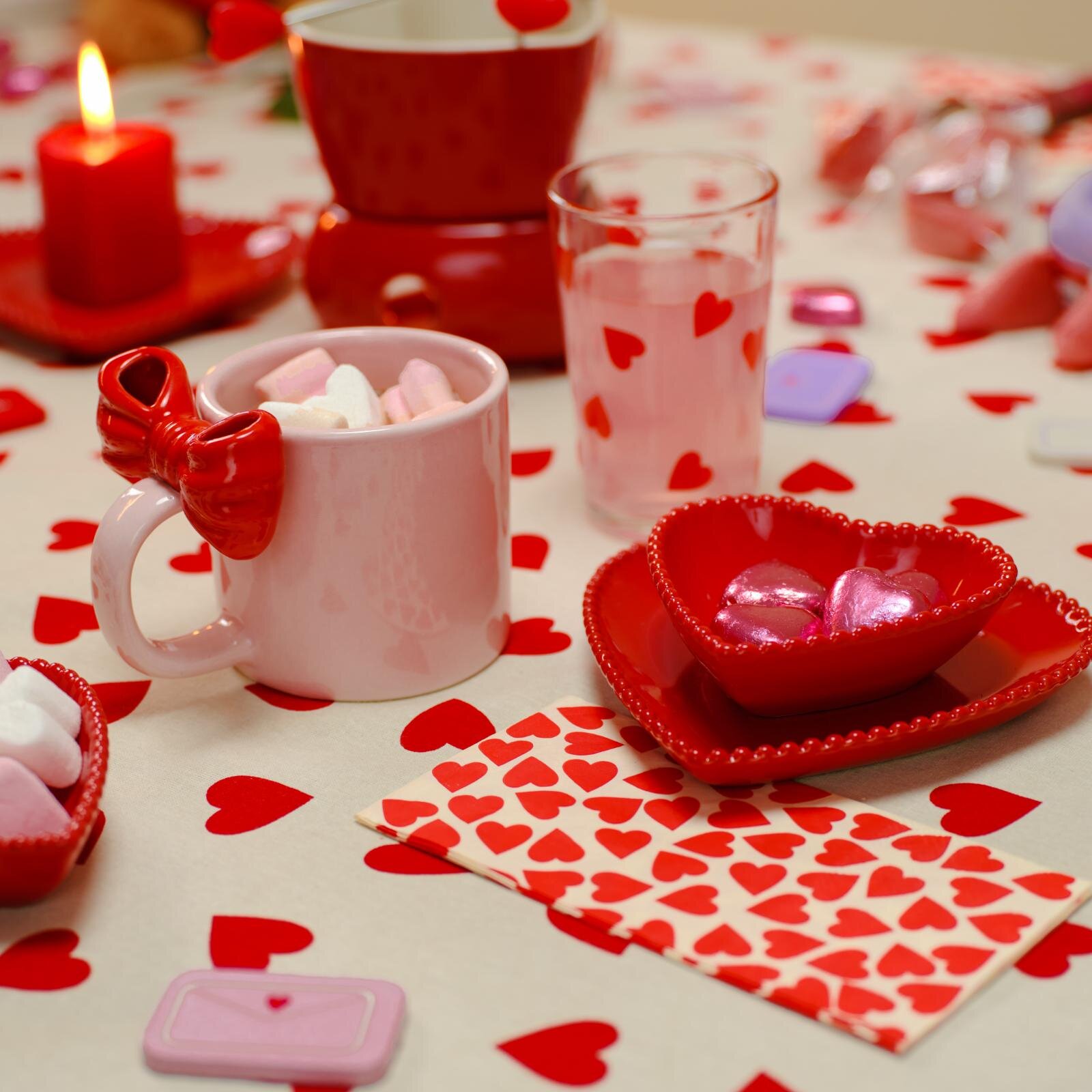 フライングタイガー26年バレンタイン雑貨、“ハートを抱えた”猫型マグ＆ペイントできる小物入れなど｜写真1