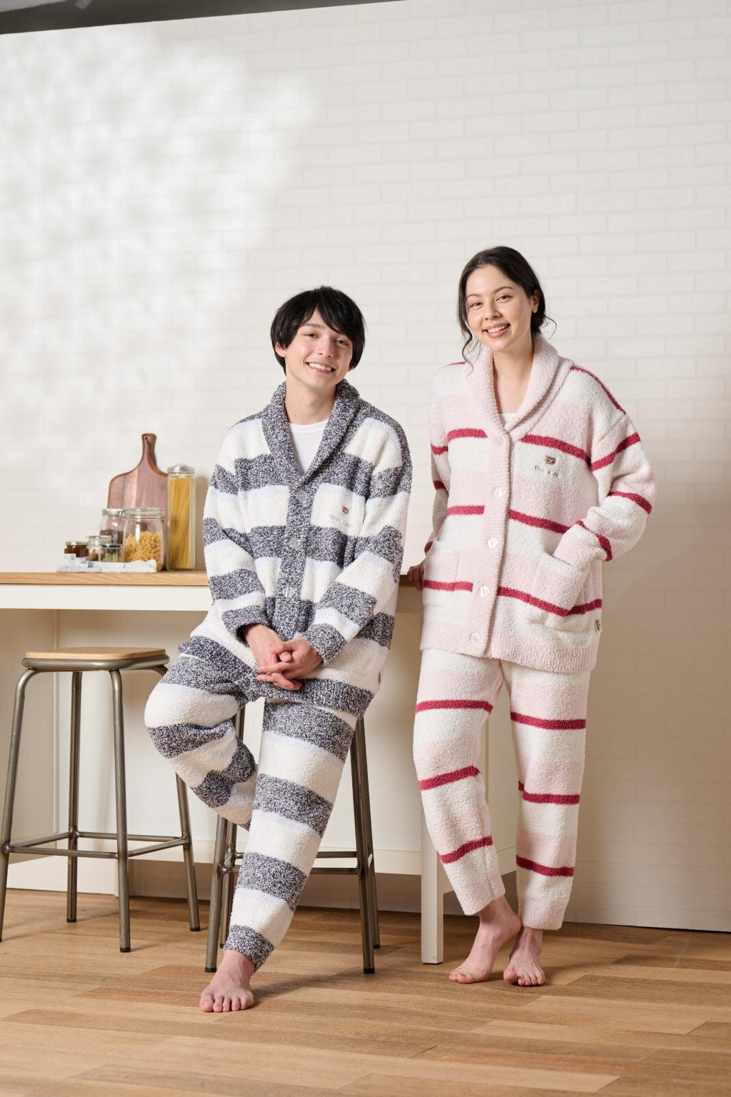 ＜ウィメンズ＞ボーダールームウェア(ピンク、ネイビー) トップス 9,680円、ボトムス 8,030円 ＜メンズ＞ボーダールームウェア(ネイビー) トップス 9,680円、ボトムス 8,030円