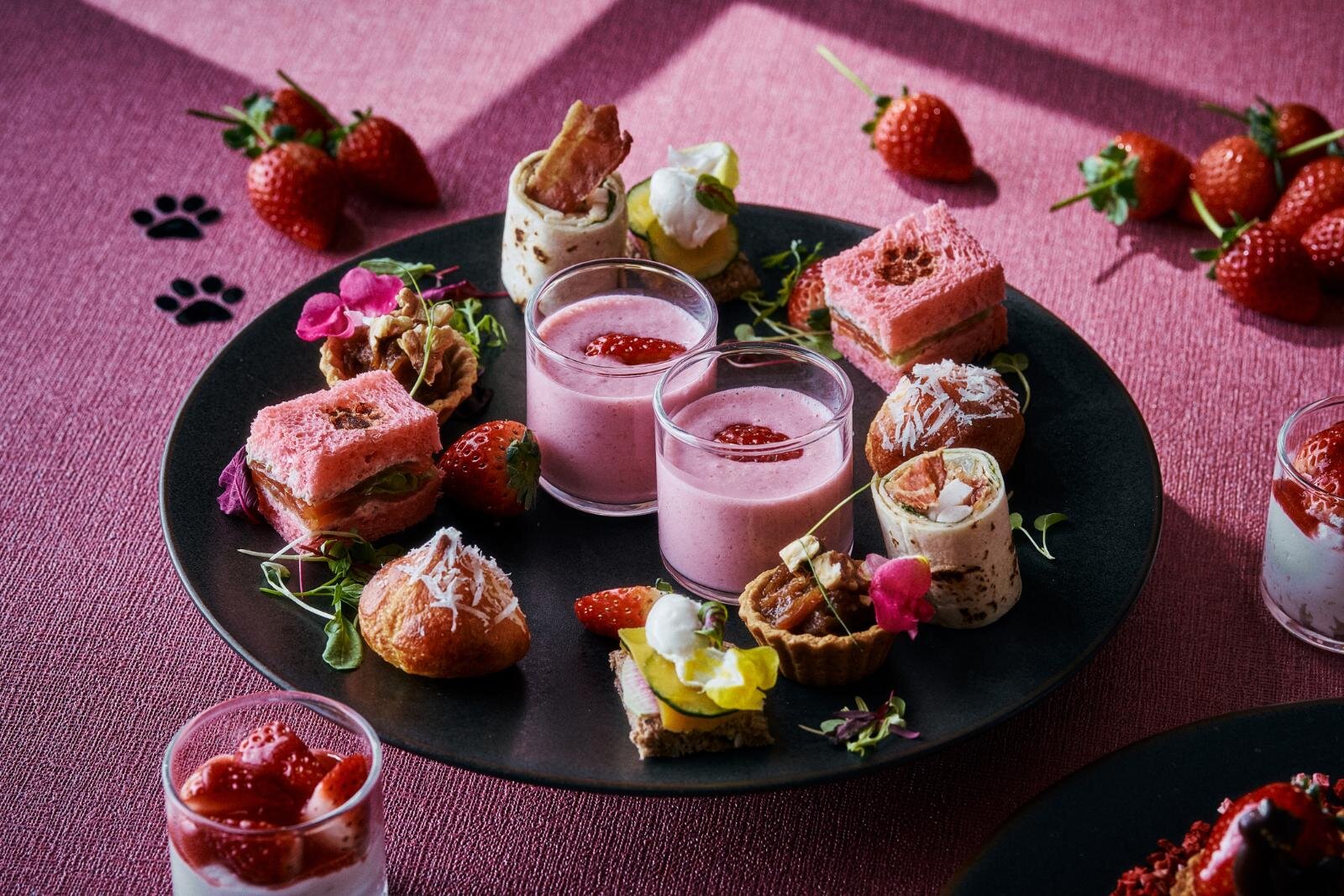 グランド ハイアット 東京「猫といちご」アフタヌーンティー、ねこ型マカロン＆黒猫チョコ添えたムース｜写真3