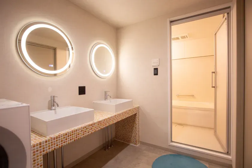 清潔感のあるダブルシンクの洗面台