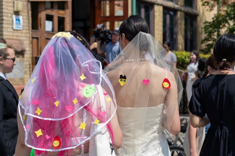 特製のウェディングドレスを著て参加するファンの姿も/Angel Szafranko
