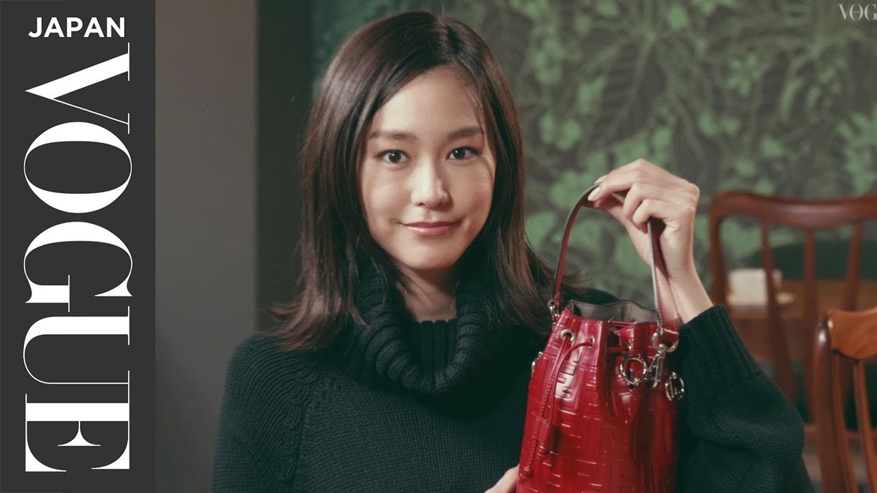 桐谷美玲のバッグの中身は 必見のプライベートなビューティーtips In The Bag Vogue Japan Videos Wacoca Japan People Life Style