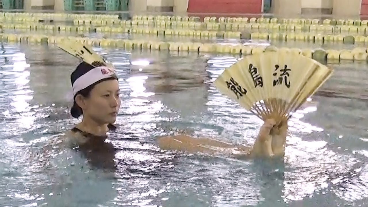 大阪府堺市の浜寺水練学校で、能島流泳法を披露してもらった