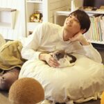 「劇場版 ねこ物件」古川雄輝、バイト中なのに猫とまったり　主題歌担当「SPiCYSOL」のメンバーもカメオ出演！【本編映像】