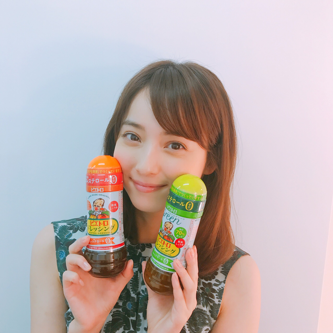 佐々木希 大好物 ピエトロドレッシングのcm撮影 生野菜や温野菜にはもちろんですが 野菜炒めなどにも使っています 美味しいですよー カメラマンの半沢さんのお犬さん Wacoca Japan People Life Style