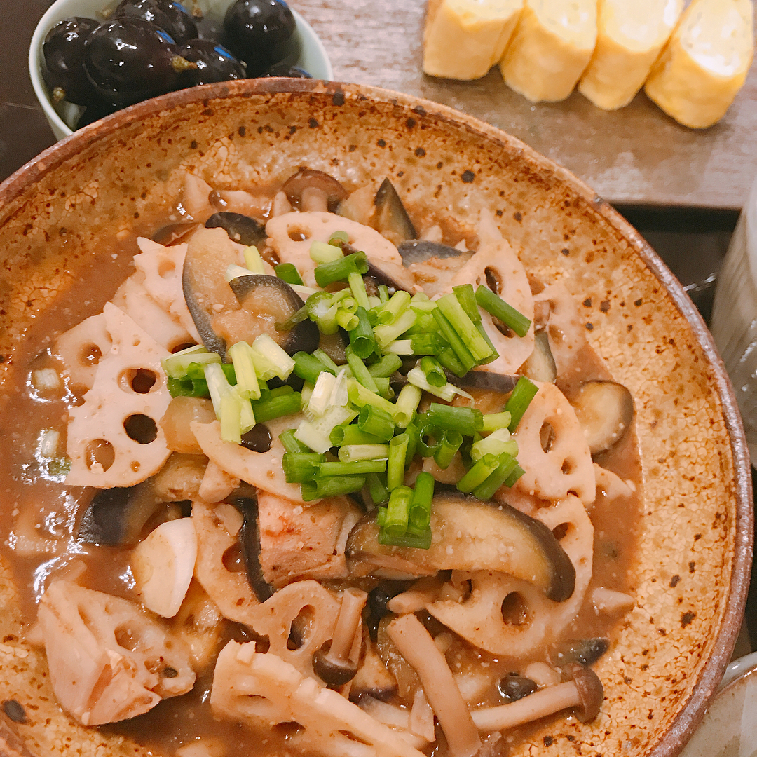 佐々木希 いつかの夜ご飯 茄子としめじと蓮根の味噌炒め 家にあるもの適当に入れてよく作ります そして卵焼きと ほうれん草のサラダ サラダは勿論 ピエトロさん 美味し Wacoca Japan People Life Style