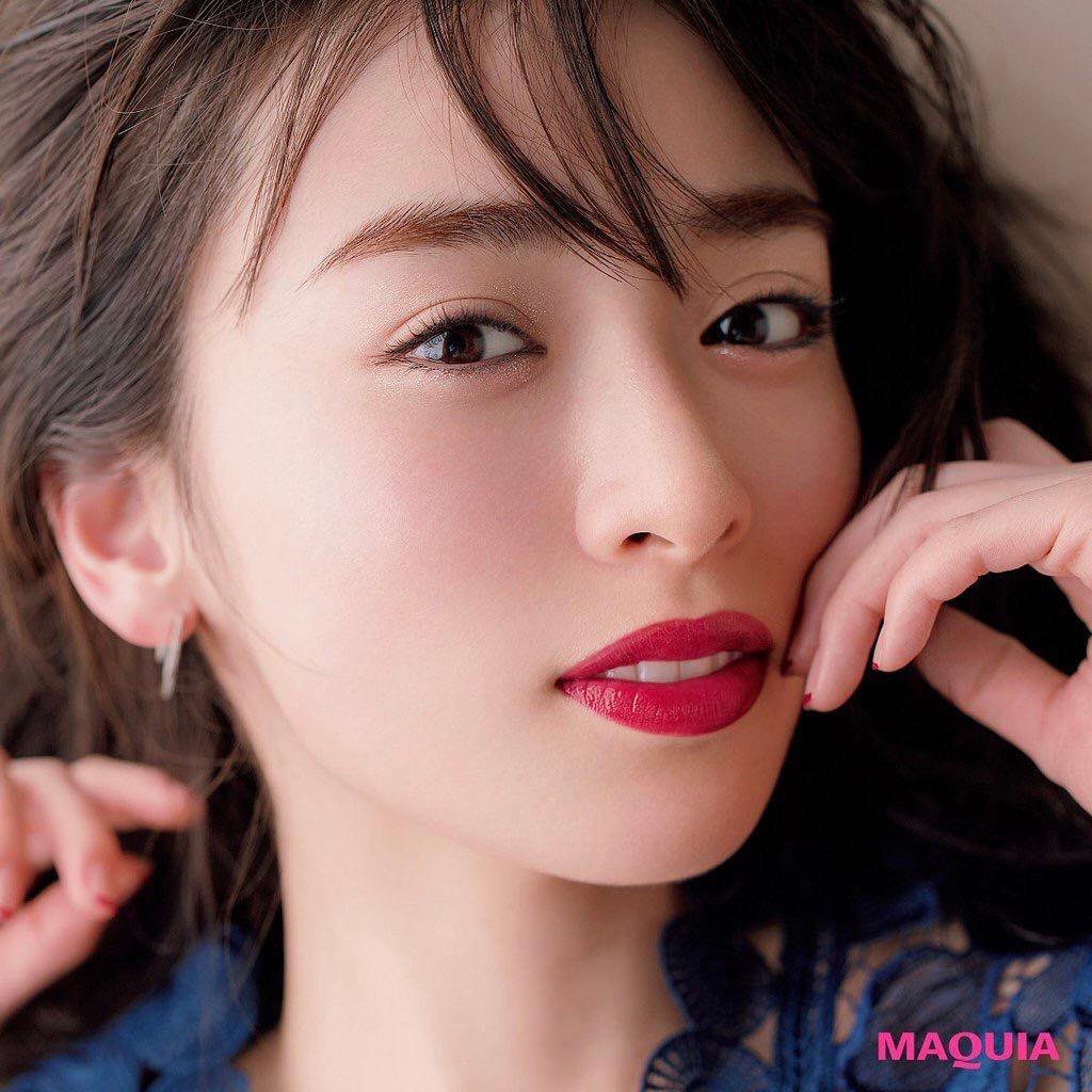 @泉里香: #MAQUIAみてね最近、また赤リップが気になり始めた#メイク#magazine#集英社…