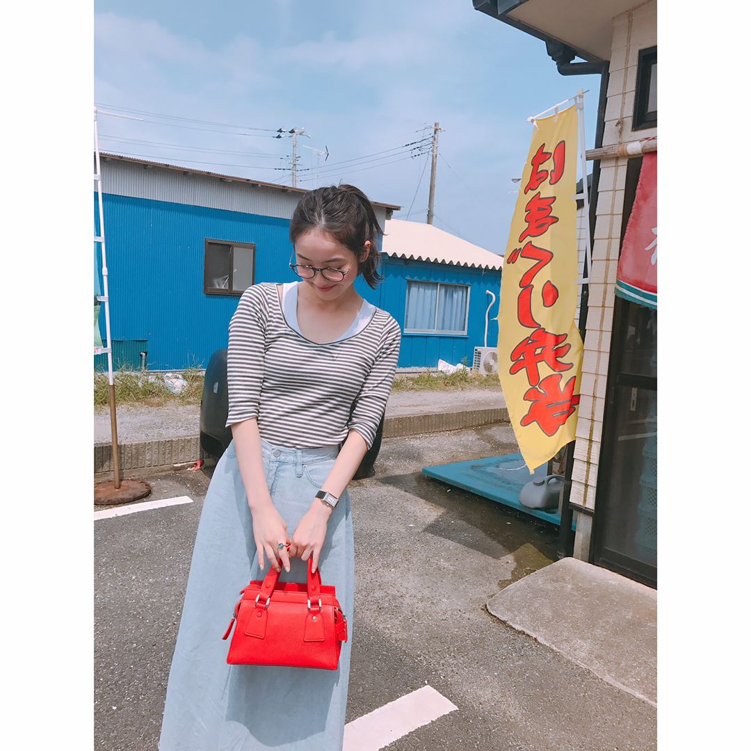 佐々木希: #私服 トップス#keishirahata デニム#CLANE バッグ#ARMANI 佐々木希: #私服 トップス#keishirahata デニム#CLANE バッグ#ARMANI