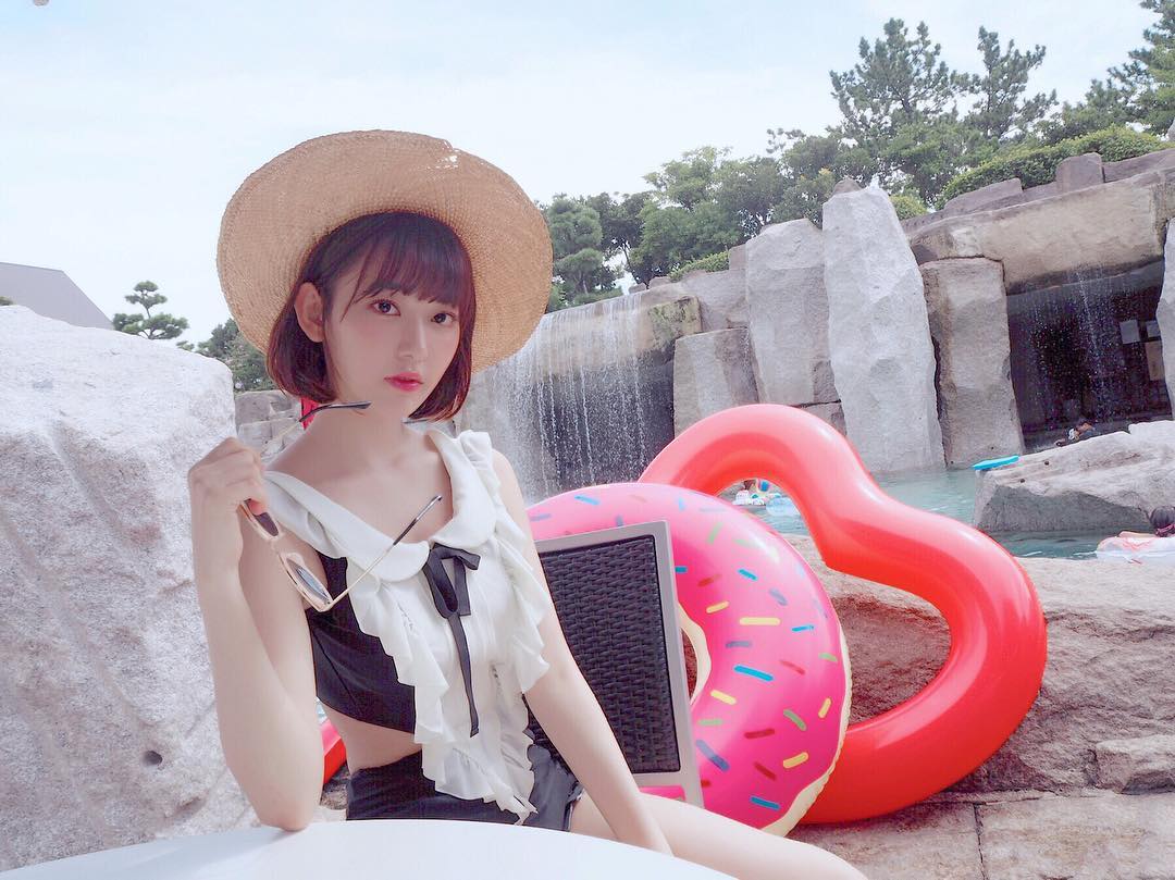 宮脇咲良 この水着 めちゃめちゃお気に入りだ お洋服みたいで可愛い Pool Cute Pameopose 麦わら帽子破れてる Wacoca Japan People Life Style