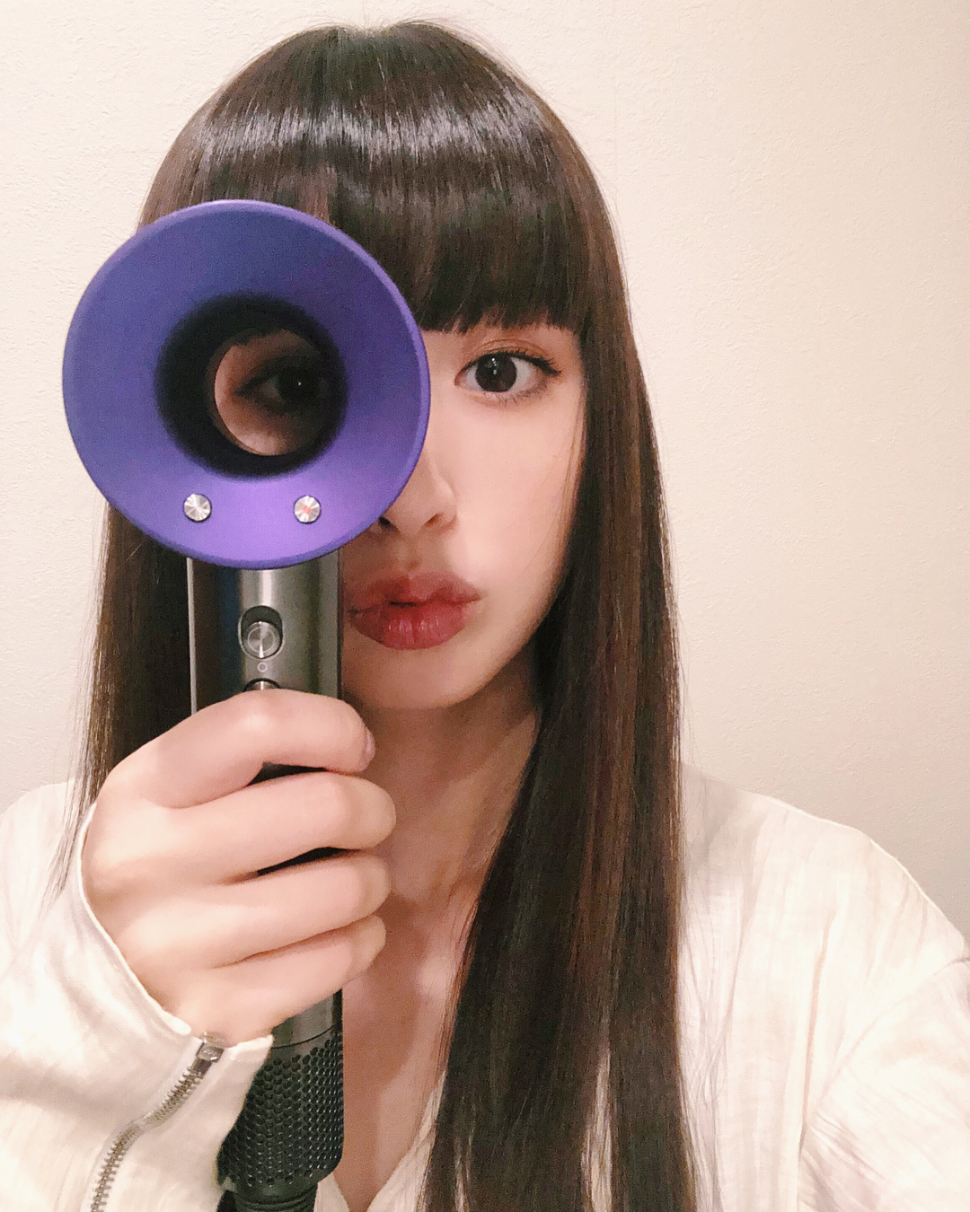 鈴木えみ リリースの発表会で頂いて以来 ずっと愛用しているダイソンのドライヤー ジメジメの今の時期や夏は特に 温度低めで根元からきちんと乾かせるのがうれしい せっかくシ Wacoca Japan People Life Style 鈴木えみ リリースの発表会で頂いて以来 ずっと愛用しているダイソンのドライヤー ジメジメの今の時期や夏は特に 温度低めで根元からきちんと乾かせるのがうれしい せっかくシ Wacoca Japan People Life Style