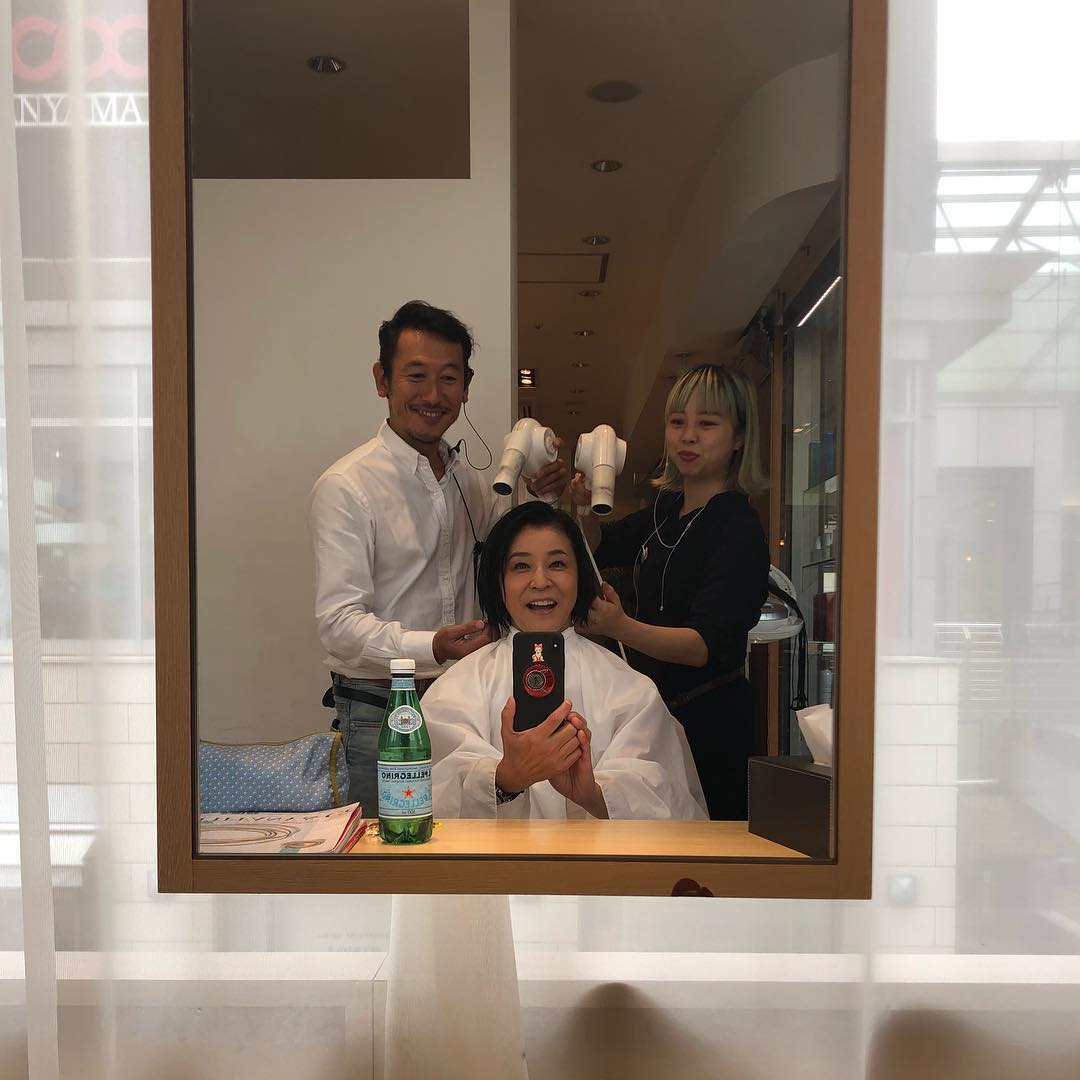 高嶋ちさ子 せっかちな私に取っては最高の美容院 ドライヤー二刀流 15年間浮気せずここ美容室です 育児の悩みから仕事の悩みまでもいつも毛利さんに相談したり 愚痴聞いてもら Wacoca Japan People Life Style 高嶋ちさ子 せっかちな私に取っては最高の美容院 ドライヤー二刀流 15年間浮気せずここ美容室です 育児の悩みから仕事の悩みまでもいつも毛利さんに相談したり 愚痴聞いてもら Wacoca Japan People Life Style
