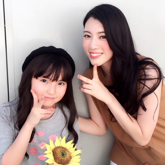 三吉彩花 Off Shot 久しぶりのりおちゃん メレンゲに来てくれたの覚えてくれてて 話しかけてくれました 天使や りおちゃん可愛い 一方私は 暑すぎて肩に髪 Wacoca