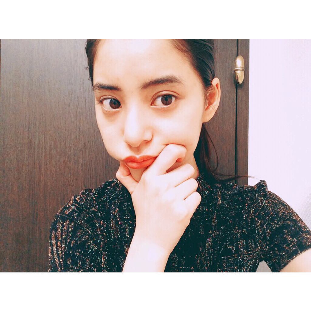 新木優子 昨日撮影で描いてもらった眉毛がお気に入り 黒いふさふさ眉毛 眉毛とリップとシャドウとチークをほんのりなメイク Photobook Wacoca Japan People Life Style