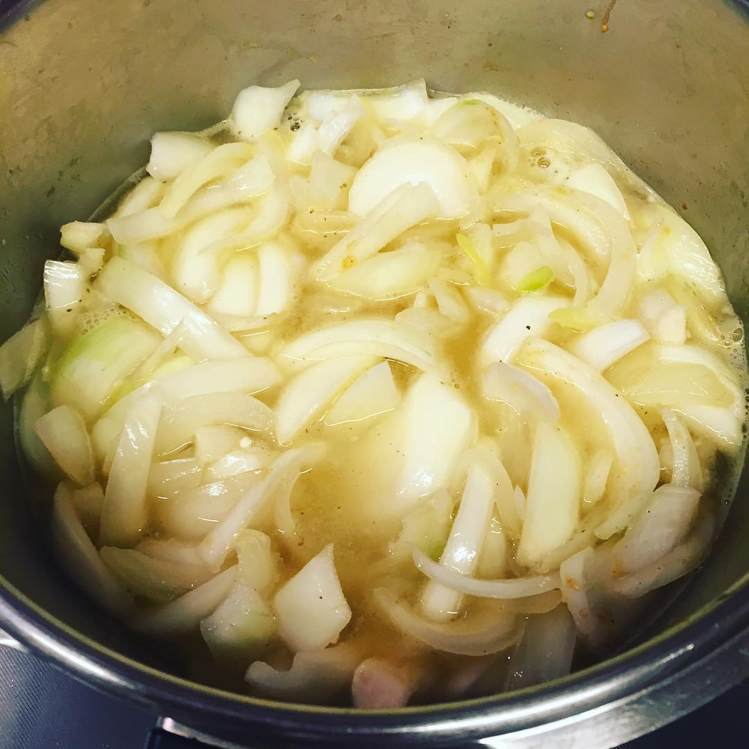 工藤静香 帰宅して早々今日はオニオングラタンスープを圧力鍋でさっさと作ります 勿論 先に軽く炒めますよ 急いでいない時は キツネ色になるまで炒めます あ お弁当のおかず Wacoca Japan People Life Style