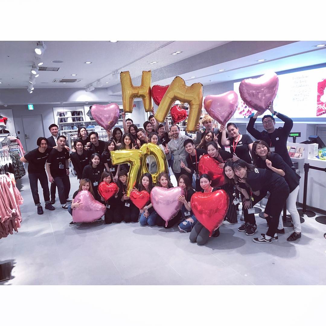 @高橋愛 H&M AEON MALL 鈴鹿店 オープンイベント 今日も、かなり盛り上がりました 写真は、H&Mスタッフの皆さんと 鈴鹿店