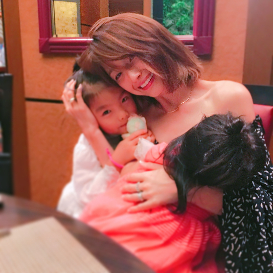 木下優樹菜 Hiltontokyobayの 中華 王朝さんは どれを食べても幸せすぎる お味 そして爆睡の次女と 最近 写真が嫌いな長女さん Wacoca