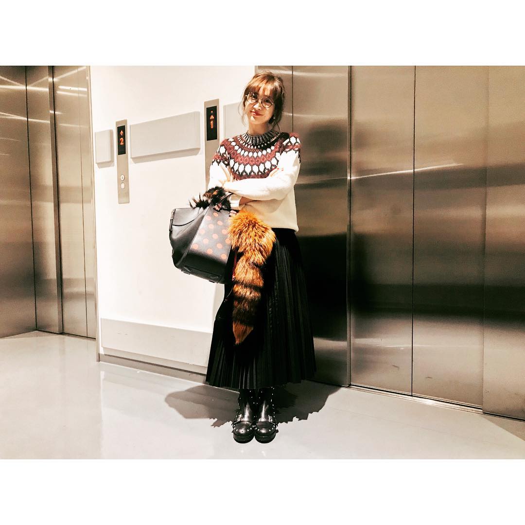 紗栄子: 昨日の私 ロエベのバッグ、大活躍 Knit. @gucci Skirt 