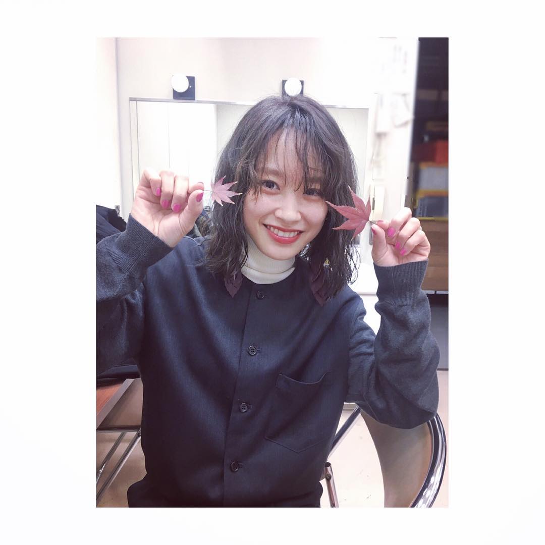高橋愛 可愛すぎる後輩 和田ちゃんが 枯葉のイヤリングをしている 高橋さんに あげます って落ち葉くれました 笑 いらない って言ったんだけど 可愛いお顔でそんな事 Wacoca Japan People Life Style 高橋愛 可愛すぎる後輩 和田ちゃんが 枯葉のイヤリングをしている 高橋さんに あげます って落ち葉くれました 笑 いらない って言ったんだけど 可愛いお顔でそんな事 Wacoca Japan People Life Style