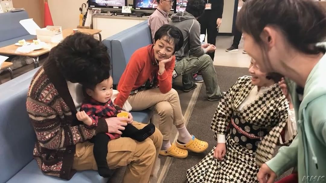 半分 青い 花野と遊ぶ 藤村三姉妹と涼次 半分青い 朝ドラ キムラ緑子 麻生祐未 須藤理彩 間宮祥太朗 赤ちゃんが 可愛くて仕方ない 藤村三姉妹 撮影 Wacoca Japan People Life Style