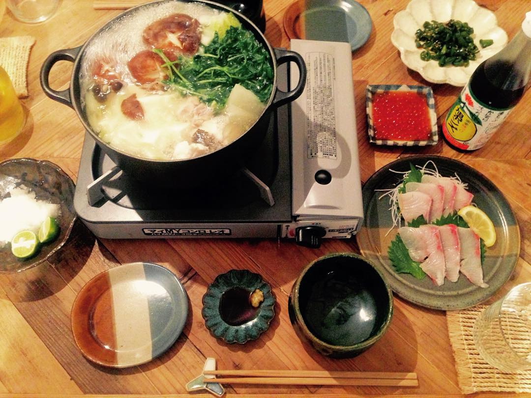 高山都 イテテイテテと声を出しながらも ちゃんと食べたい今晩ごはん あっさり水炊き鍋 オイスターピーマン カンパチのお刺身 寒いと鍋の頻度はどんどん上がる しかも Wacoca Japan People Life Style