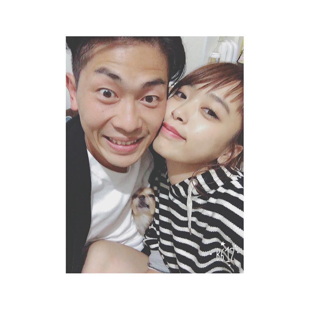 近藤千尋 やっとゆっくり家族揃う夜 ぴーちゃんが割り込んできて すごい写メが撮れた笑 太田夫婦 よく言われるけど ぴーちゃんと顔似てる私 3人揃って家族です Wacoca Japan People Life Style