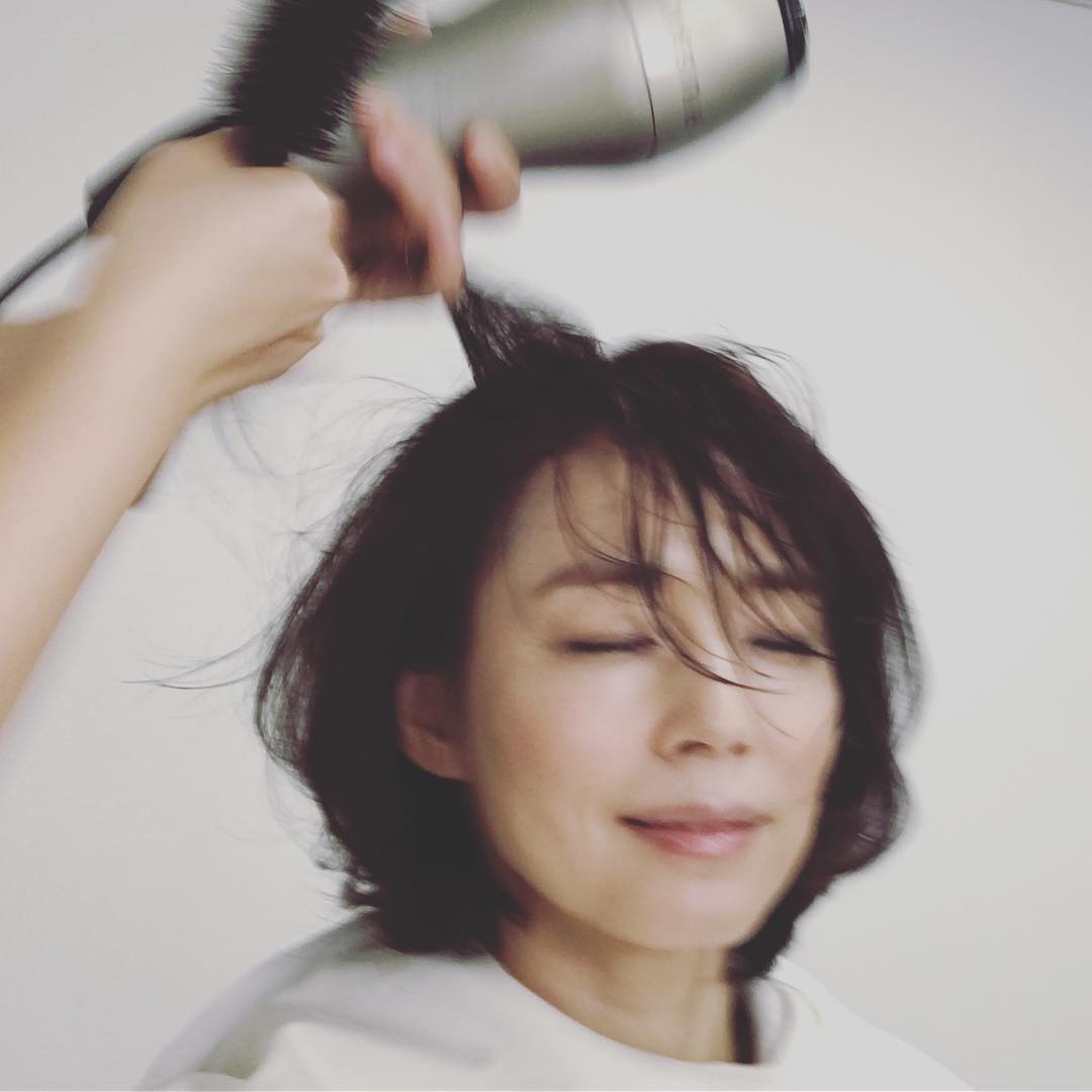 石田ゆり子 髪型って ほんとに大切 私はスタイリングが下手なので ヘアメイクさんが隣に住んでたらどんなに幸せかといつも思う Wacoca Japan People Life Style