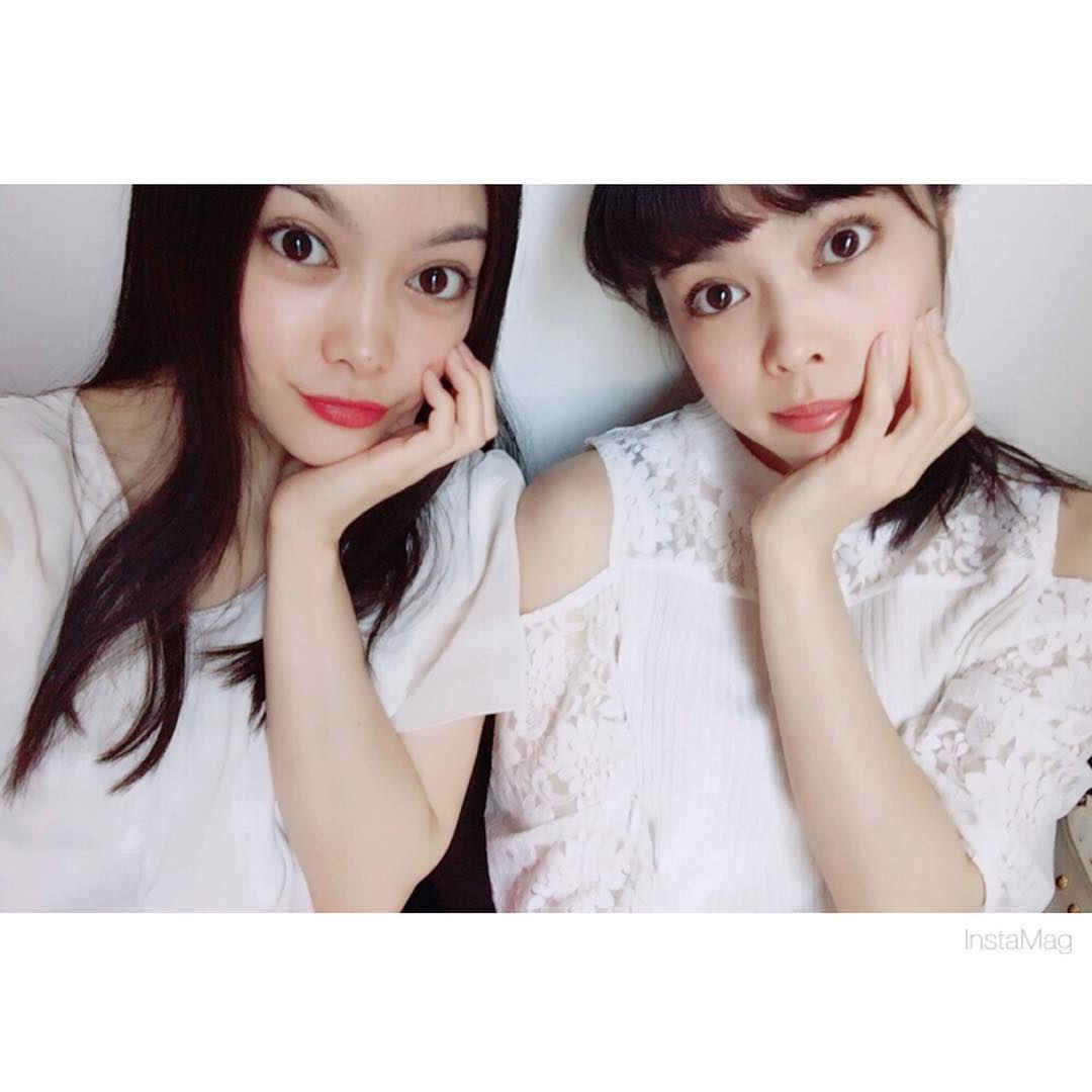 Mio Mio Yae Abp 来週お知らせできることがあるから待っててね ふたご 双子 双子コーデ 白 カメラ 写真 双子モデル Instagram Instagood Inst Wacoca Japan People Life Style