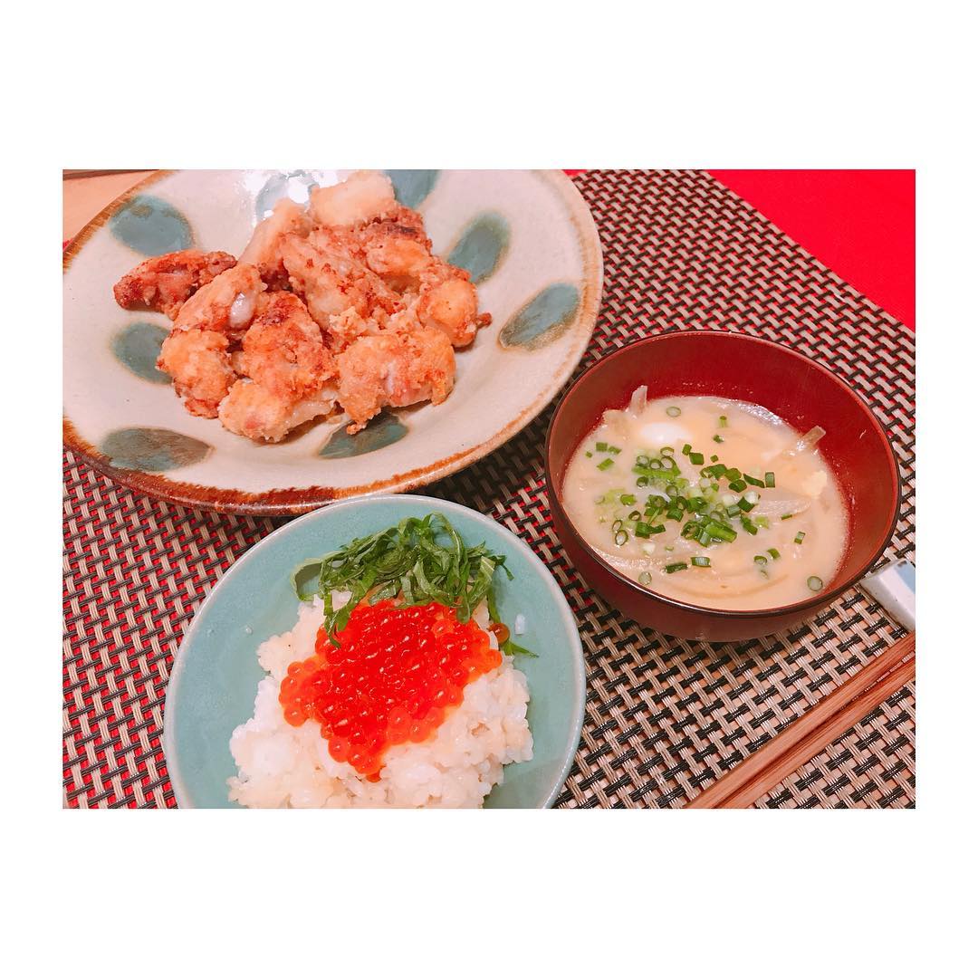 菊地亜美 昨日のおうち夜ご飯 唐揚げにいくら醤油バターご飯ってアンバランスだけど笑 どうしてもどっちも食べたくて 作っちゃった あみずきっちん 唐揚げ い Wacoca Japan People Life Style