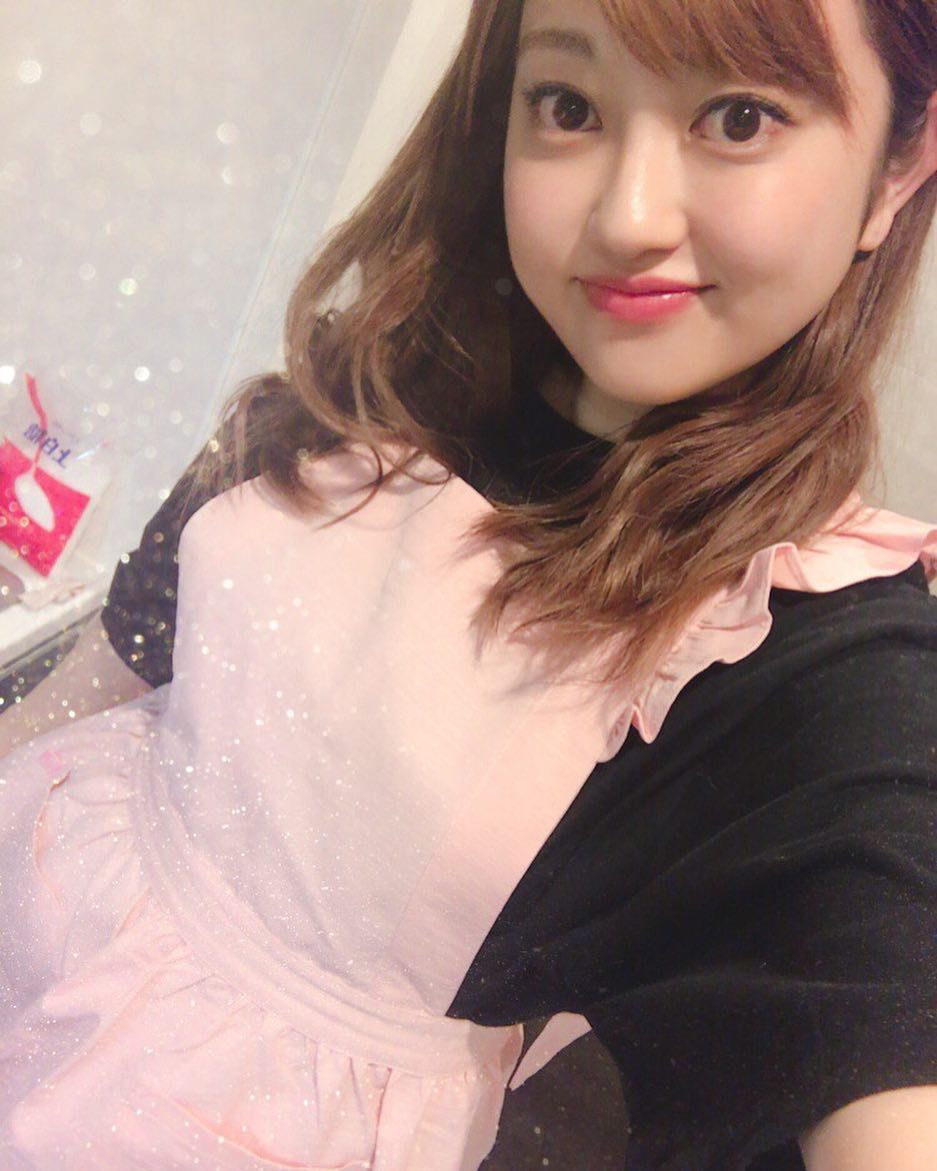 菊地亜美 Gm てじさん Tejimayuu07 から 結婚祝いに頂いた ぶりっぶりのピンクの エプロン笑 芹那ちゃんも誕生日に 真っ白でフリッフリのエプロンくれ Wacoca Japan People Life Style
