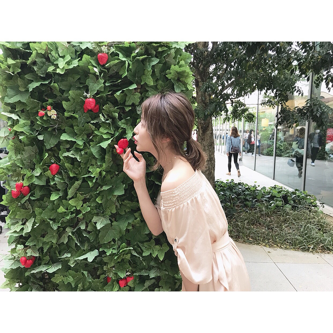 舟山久美子 いちご狩り 風笑 23日発売予定このヌーディーなワンピースめっちゃ可愛い 一枚で大人になれるし 着るだけで上品見え いちご狩り 行きたい Micoame Wacoca Japan People Life Style