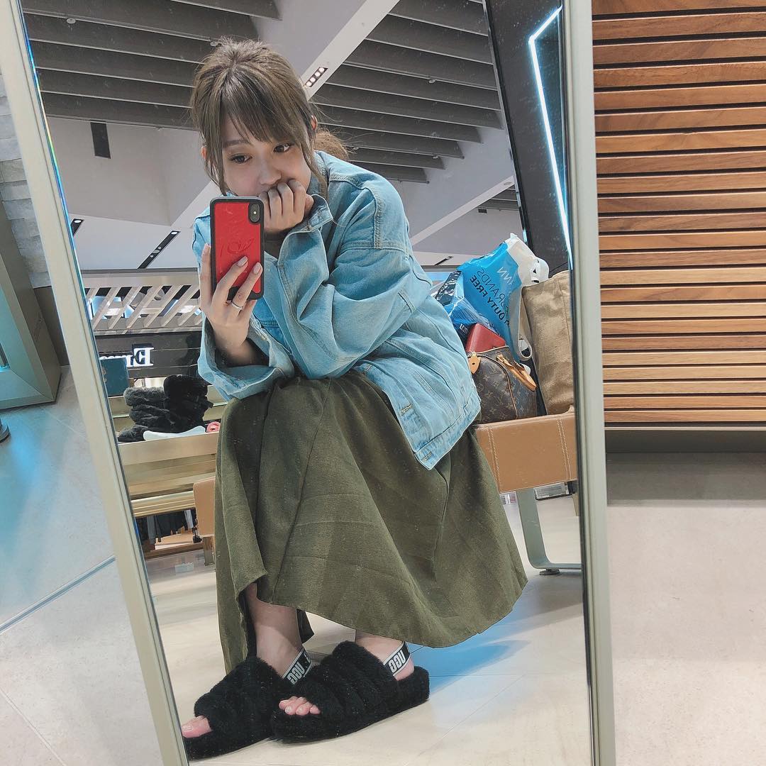 菊地亜美 歩きすぎて靴で足が痛くて オーストラリアだし Uggで40 で購入出来たので そのままchange モフモフで足が生き返った 髪はグレージュで少し暗め Wacoca Japan People Life Style 菊地亜美 歩きすぎて靴で足が痛くて オーストラリアだし Uggで40 で購入出来たので そのままchange モフモフで足が生き返った 髪はグレージュで少し暗め Wacoca Japan People Life Style
