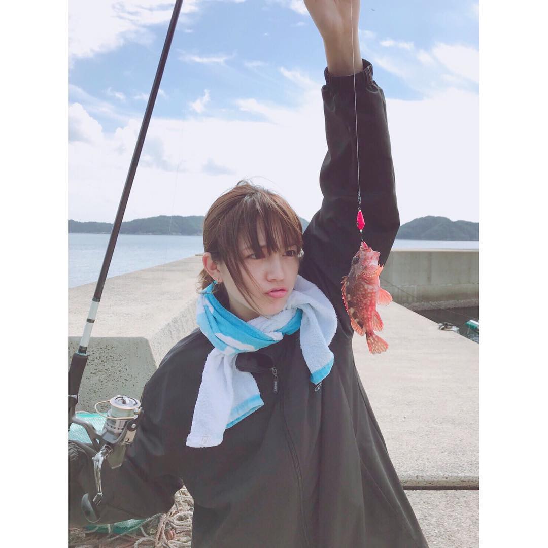 川口春奈 アラカブというお魚が大好きです どうしても釣りたくてね実家帰った時に気合い入れて行ったんだがこんなちっこいのしか釣れなかった笑 服も靴もなく全て人に借りました Wacoca Japan People Life Style