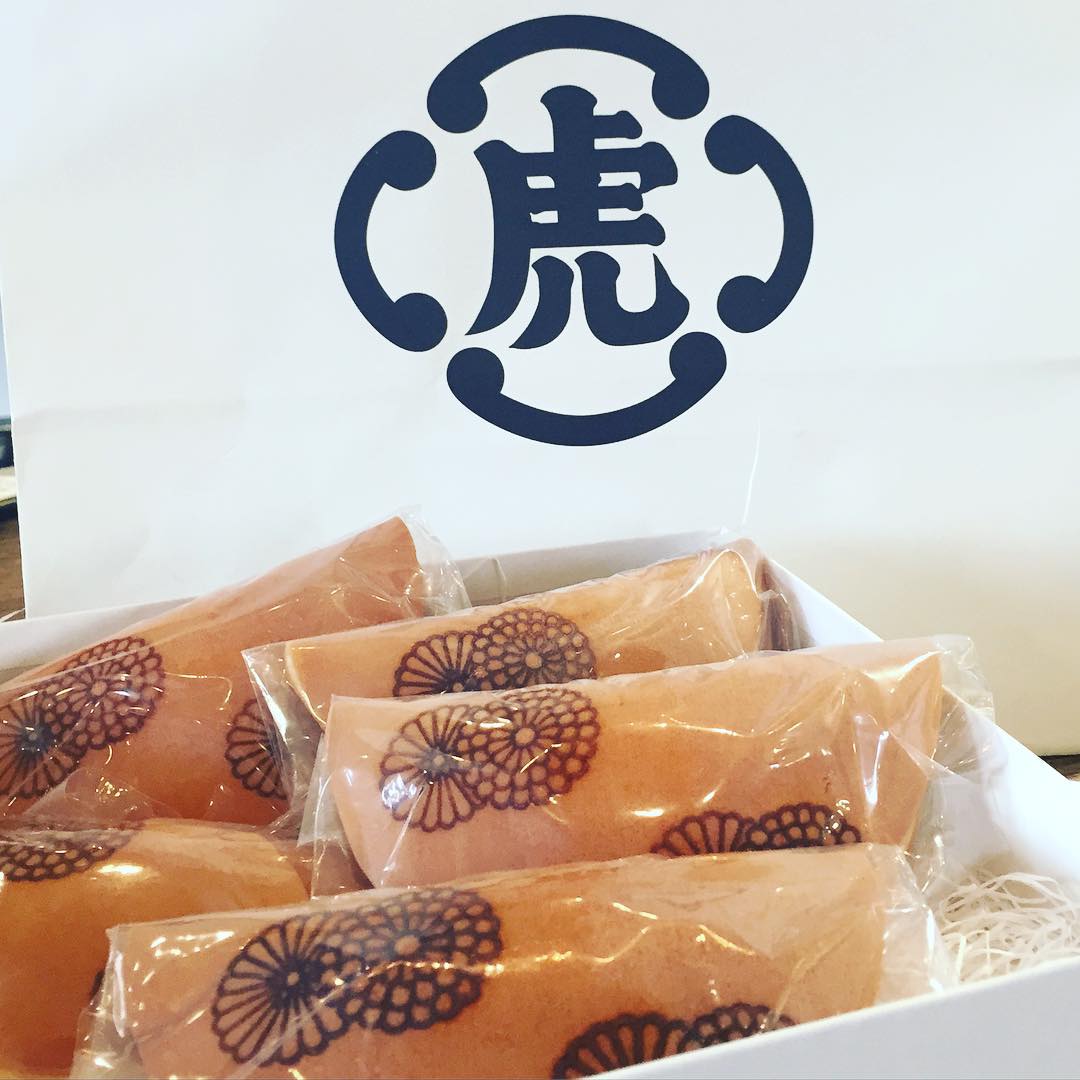 佐々木敬子 虎屋の限定和菓子頂きました 菊の模様が素敵 美味しそ 虎屋 どら焼き 十五夜 菊焼き残月 Wacoca Japan People Life Style