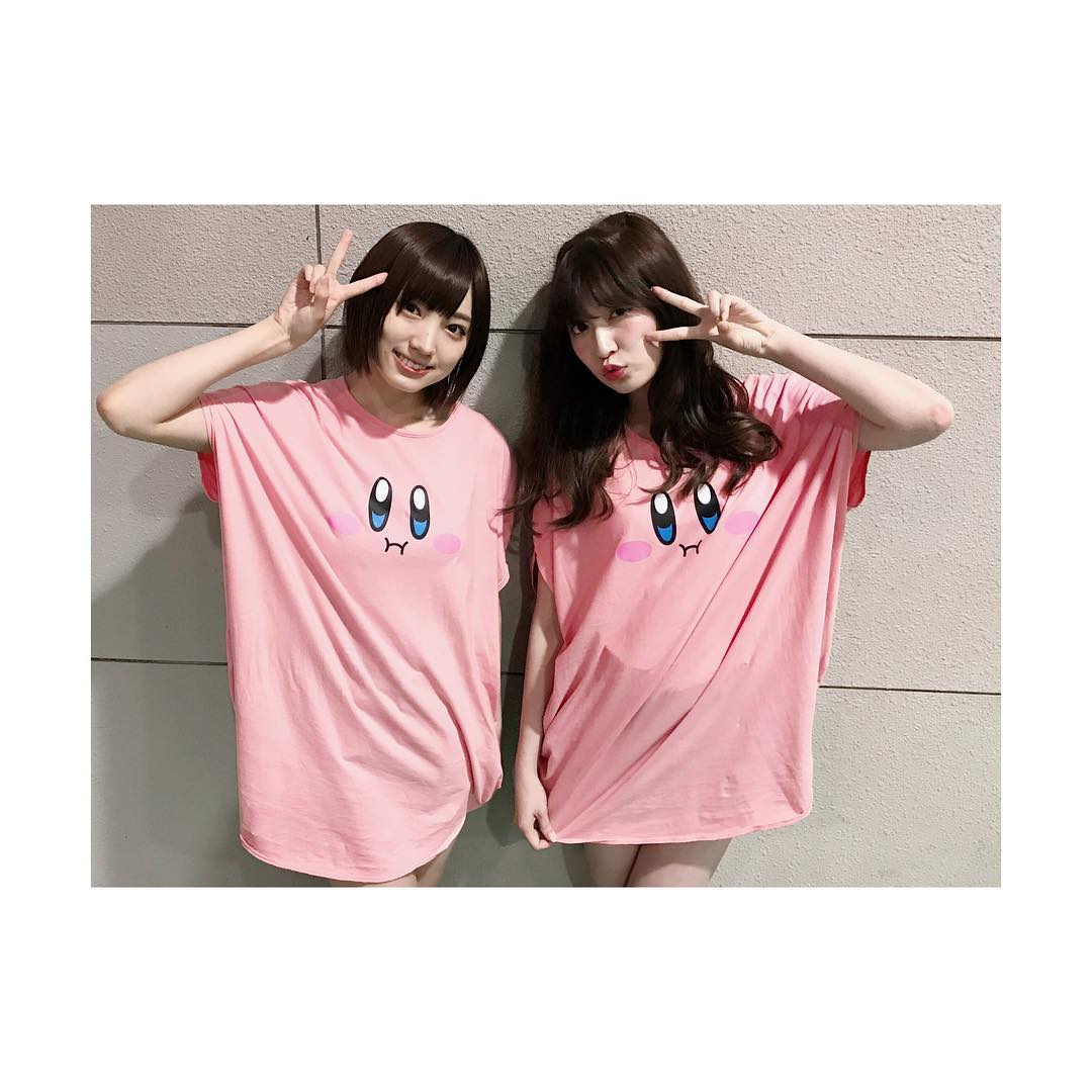 吉田朱里 りんりそ 双子コーデ Yummymart とカービィのコラボtシャツワンピ 可愛すぎて2人で買ったー Wacoca