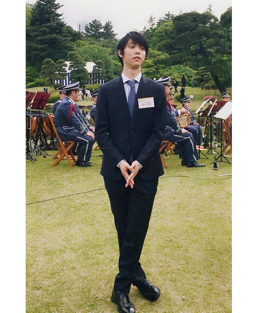 羽生結弦 なにこの写真ーー 手 足 スーツ 後ろの庭園とか楽器隊 いろんなものが混じり合って素敵 フォトジェ Wacoca Japan People Life Style 羽生結弦 なにこの写真ーー 手 足 スーツ 後ろの庭園とか楽器隊 いろんなものが混じり合って素敵 フォトジェ Wacoca Japan People Life Style