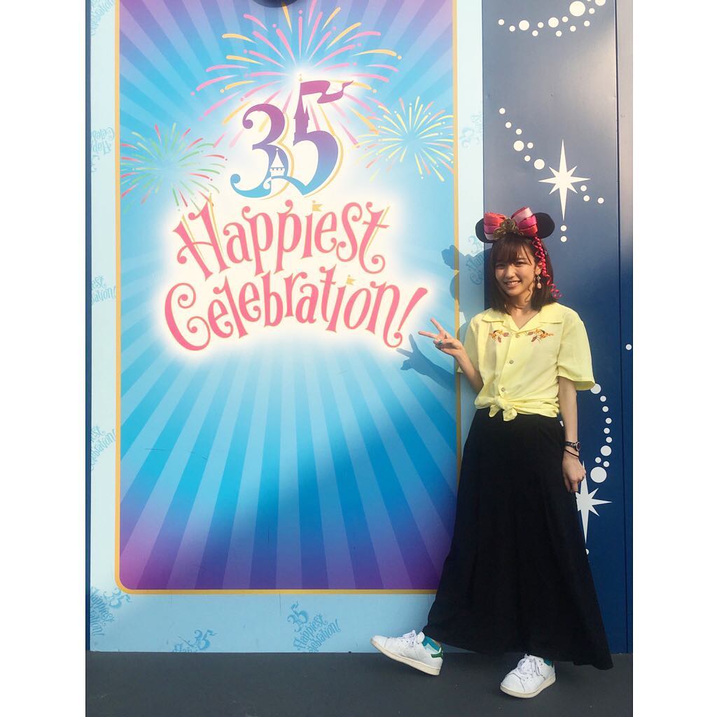 真野恵里菜 女子3人でディズニー この日は三つ子コーデをしよう ということで黒のボトムスと 白スニーカーを揃えて 黄色のティガーシャツと 35周年のミニーカチューシャを Wacoca Japan People Life Style 真野恵里菜 女子3人でディズニー この日は三つ子コーデをしよう ということで黒のボトムスと 白スニーカーを揃えて 黄色のティガーシャツと 35周年のミニーカチューシャを Wacoca Japan People Life Style