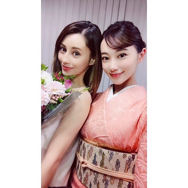 ダレノガレ明美 可愛い後輩ちゃんの @momona0517 と広告撮影
