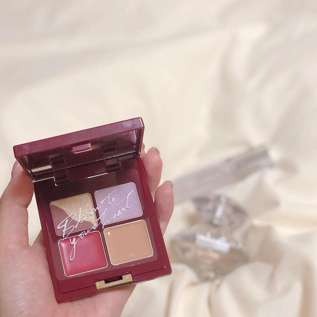 菊地亜美 小さいバッグの時のメイク直し用 Toonecosmetics のパレット 一つでシャドウ ハイライト リップ チーク コンシーラー 便利だし可愛いし 結 Wacoca Japan People Life Style 菊地亜美 小さいバッグの時のメイク直し用 Toonecosmetics のパレット 一つでシャドウ ハイライト リップ チーク コンシーラー 便利だし可愛いし 結 Wacoca Japan People Life Style