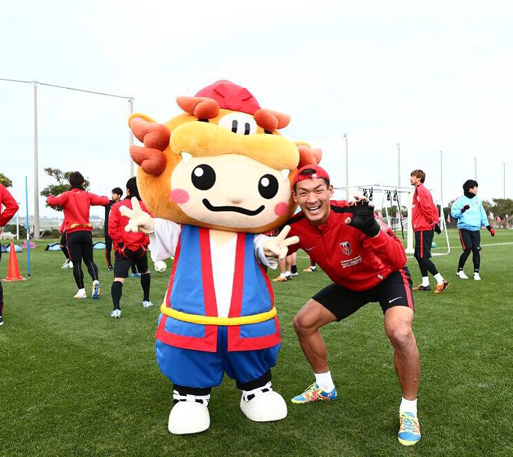 槙野智章 沖縄県の僕たちが居る場所のゆるキャラの シーちゃん シーサーポーズでハイチーズ 笑 もう 後ろ練習始まってる 笑 Wacoca Japan People Life Style 槙野智章 沖縄県の僕たちが居る場所のゆるキャラの シーちゃん シーサーポーズでハイチーズ 笑 もう 後ろ練習始まってる 笑 Wacoca Japan People Life Style