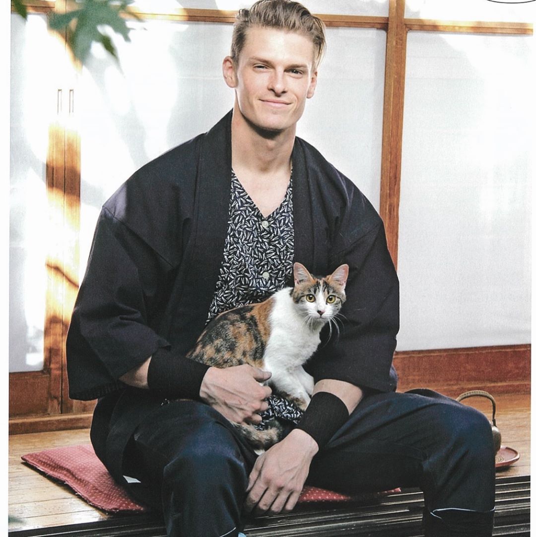 村雨辰剛 発売中の 猫びより に我が猫 芽吹き と一緒に出ています 出会った日の事を取材されました Nekobiyori Jp Wacoca Japan People Life Style