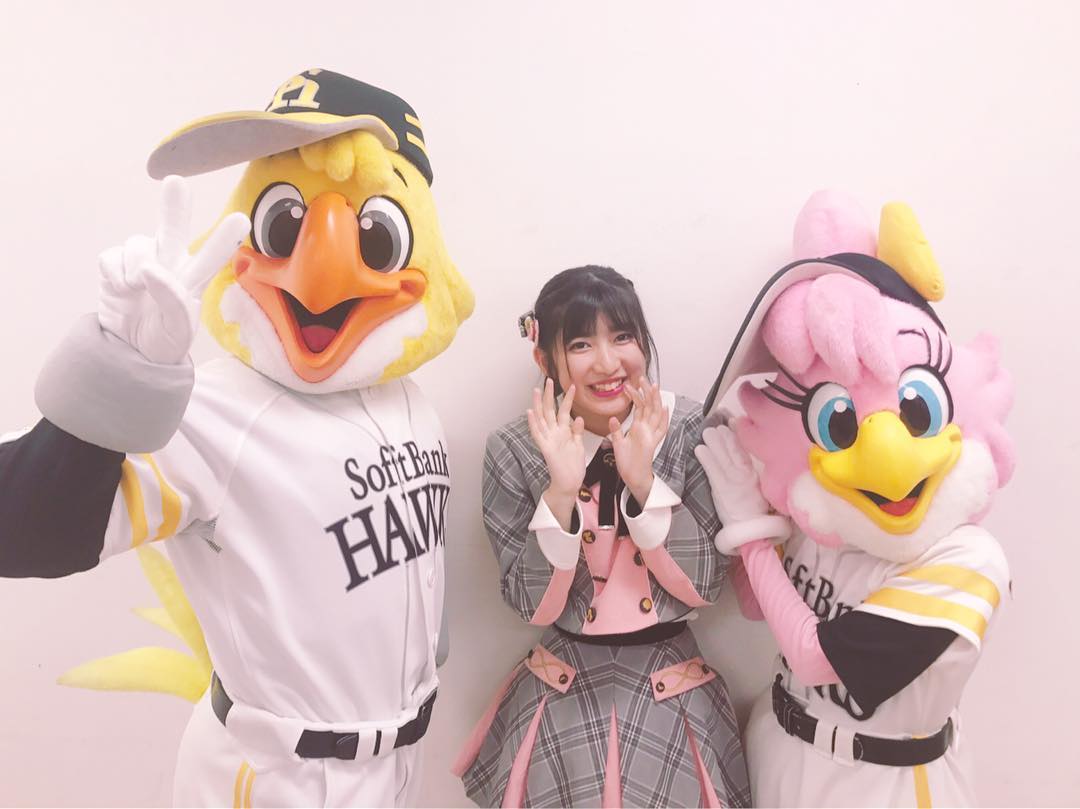 吉田華恋 ホークスキャラバンで ソフトバンクホークスのマスコットキャラクター ハリー君とハニーちゃんと写真撮ってもらいました ソフトバンクホークス マスコットキ Wacoca Japan People Life Style