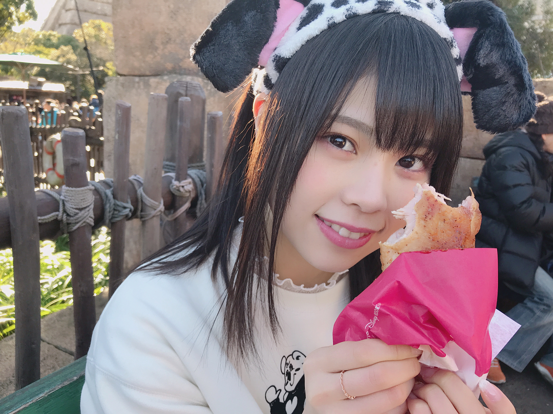 吉川七瀬 大好きなチキン 一緒に行ったひだちゃんが撮ってくれた これは並んででも毎回買っちゃう タピオカも一緒に飲んだ ディズニーシー スパイシースモークチキンレ Wacoca Japan People Life Style