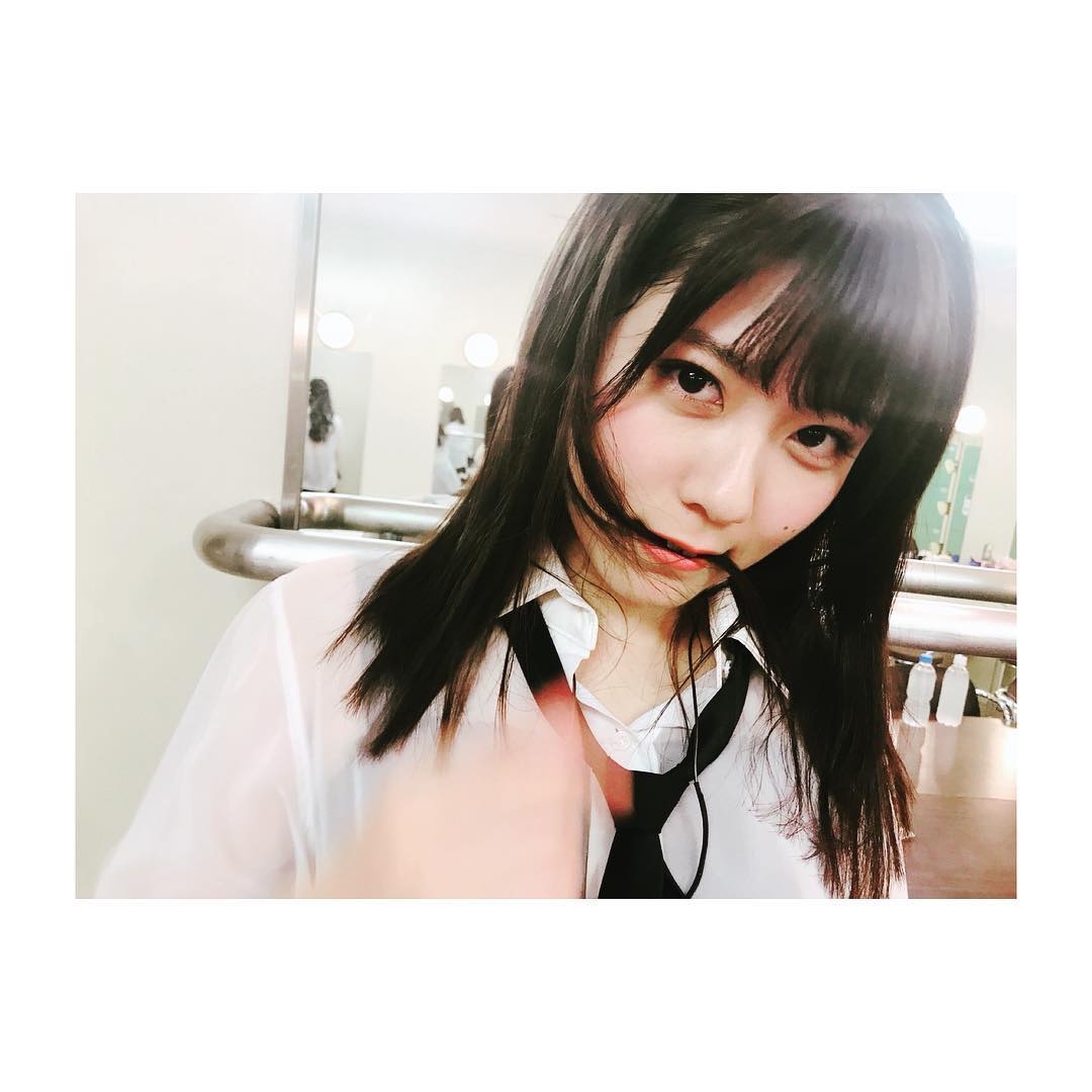 清水麻璃亜 しおりんみたく可愛いセクシーになれるかなって思って 隣で写真撮ってるしおりんのポーズ真似したけど 真似できてないし全然違った写真 これ髪の毛食べてるもん Wacoca Japan People Life Style 清水麻璃亜 しおりんみたく可愛いセクシーになれるかなって思って 隣で写真撮ってるしおりんのポーズ真似したけど 真似できてないし全然違った写真 これ髪の毛食べてるもん Wacoca Japan People Life Style