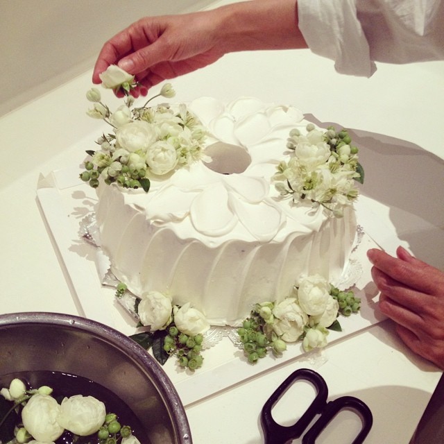 桐島かれん 今日は 三女の誕生日 西麻布 ドゥリエールのシフォンケーキに スプレーバラとテッセンとブルーベリーの花や実を飾っておめかし中 ケーキを作るのは得意じゃないので Wacoca Japan People Life Style 桐島かれん 今日は 三女の誕生日 西麻布 ドゥリエールのシフォンケーキに スプレーバラとテッセンとブルーベリーの花や実を飾っておめかし中 ケーキを作るのは得意じゃないので Wacoca Japan People Life Style