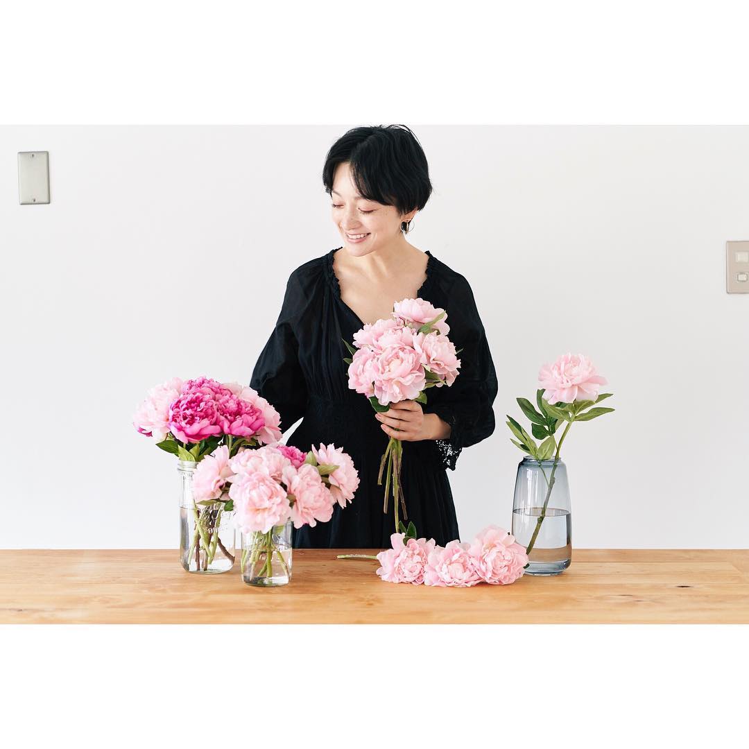 高山都 お花を貰うって 何歳になってもきっと女性なら嬉しいもの ワタシは贈るのも貰うのも好きです フェリシモの しあわせを贈る母の日 カタログで お花についてお話し 高山都 お花を貰うって 何歳になってもきっと女性なら嬉しいもの ワタシは贈るのも貰うのも好きです フェリシモの しあわせを贈る母の日 カタログで お花についてお話し