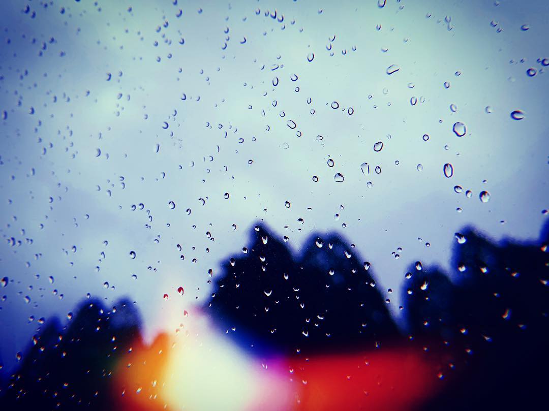 アンジェラ芽衣 雨は嫌いだけどガラスについた雨粒って綺麗だなって思う 雨は嫌いだけど 写真 Photo 雨 小学生の頃かっこつけて 一番好きな天気は雨とか言っ Wacoca Japan People Life Style