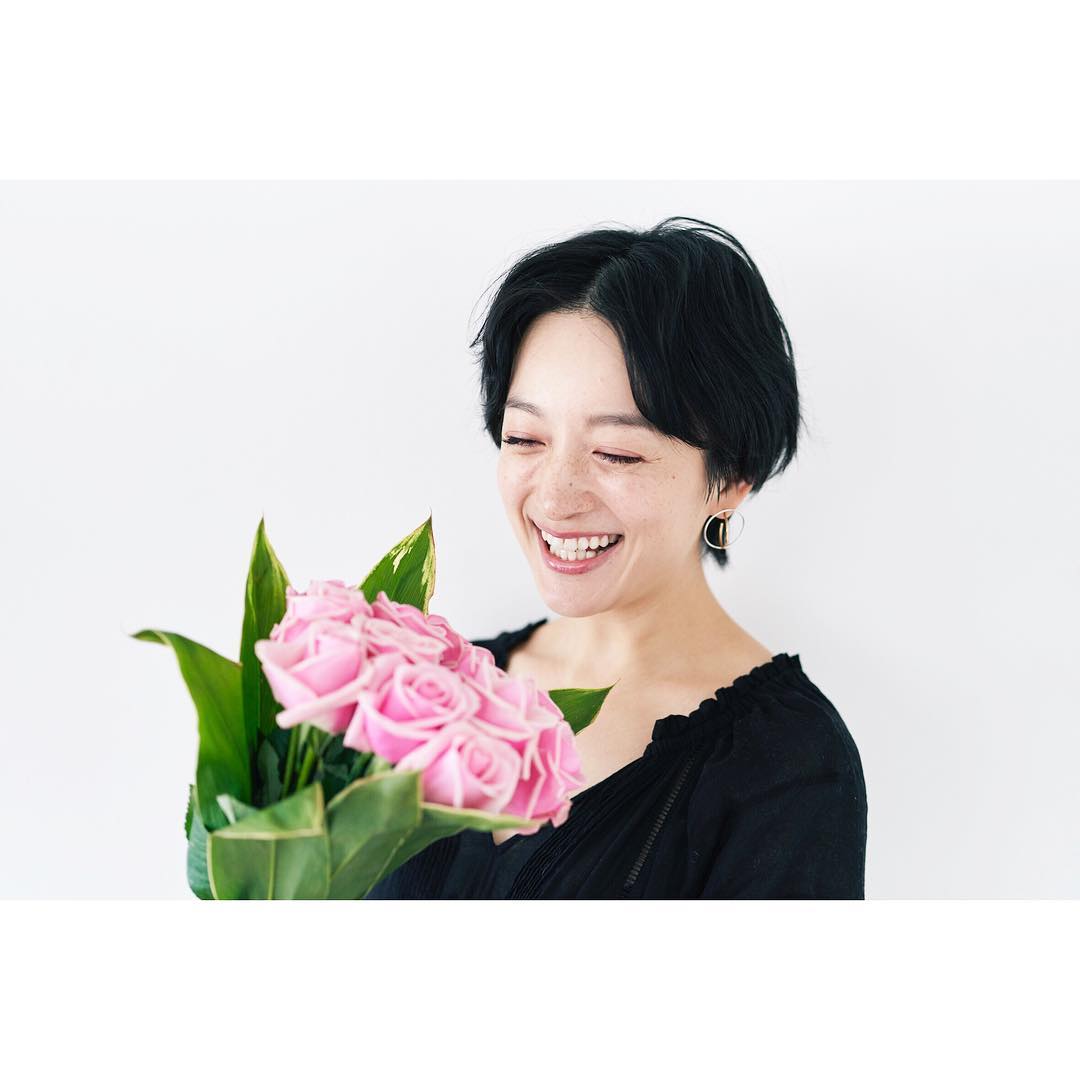 高山都 お花を貰うって 何歳になってもきっと女性なら嬉しいもの ワタシは贈るのも貰うのも好きです フェリシモの しあわせを贈る母の日 カタログで お花についてお話し 高山都 お花を貰うって 何歳になってもきっと女性なら嬉しいもの ワタシは贈るのも貰うのも好きです フェリシモの しあわせを贈る母の日 カタログで お花についてお話し