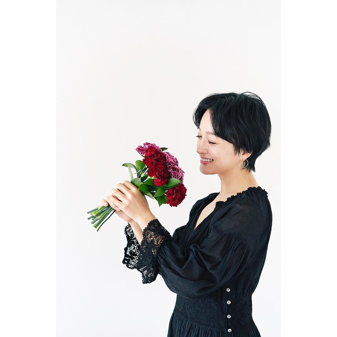 高山都 お花を貰うって 何歳になってもきっと女性なら嬉しいもの ワタシは贈るのも貰うのも好きです フェリシモの しあわせを贈る母の日 カタログで お花についてお話し 高山都 お花を貰うって 何歳になってもきっと女性なら嬉しいもの ワタシは贈るのも貰うのも好きです フェリシモの しあわせを贈る母の日 カタログで お花についてお話し