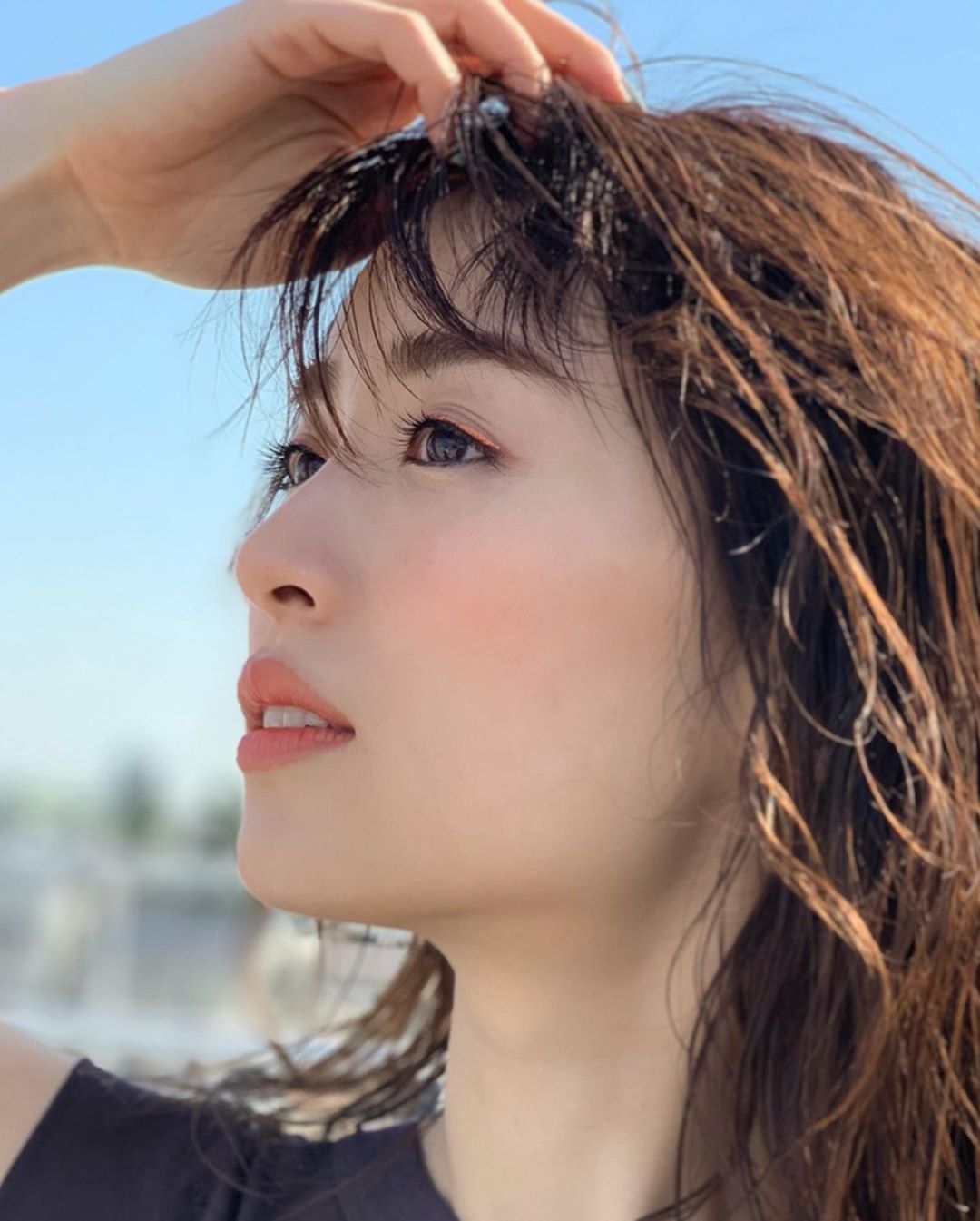 泉里香 oggi_mag で sa19820824 のメイクが可愛かった オレンジメタリックのアイラインに、 下まぶたはキラキラの