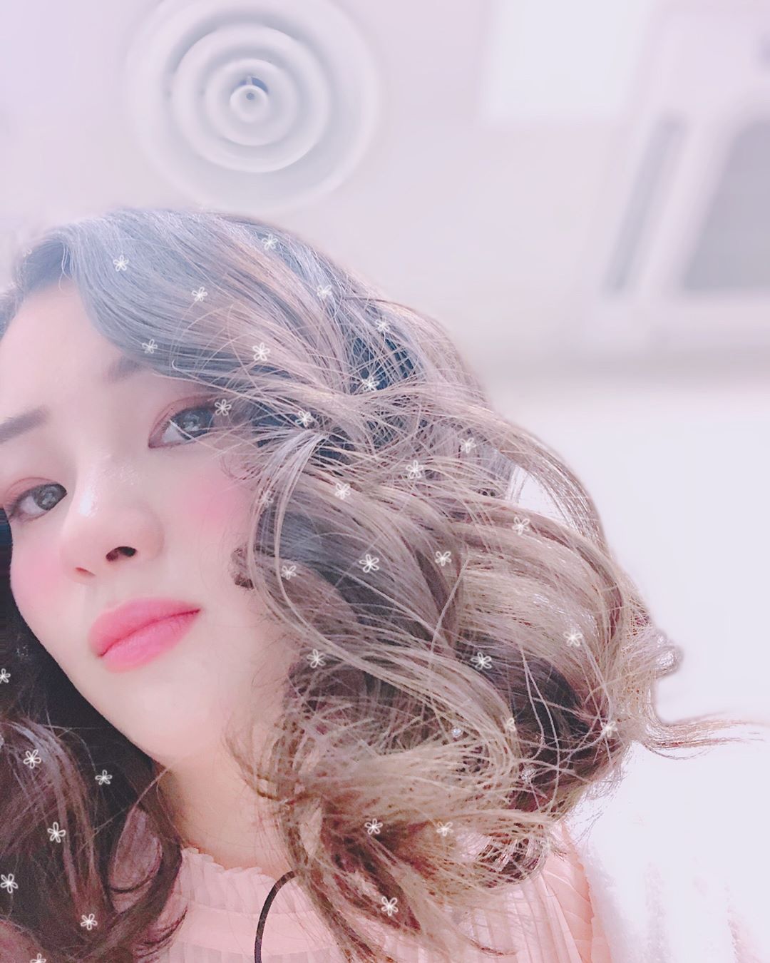 足立梨花 最近この加工にハマってる 髪の毛に花が ってかこの角度やばいね だれか自撮りが上手くなる方法教えて Wacoca Japan People Life Style